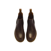 Dunkelbraune Chelsea Boots aus Leder mit gelben Ziernähten und hellbraunen Gummisohlen, Modell Dr. Martens Classic 2976.