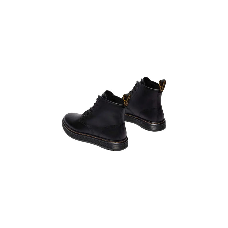 Schwarze Dr. Martens Herren-Chukka-Boots aus Leder, die die Rückseite mit glattem Leder und robuster Sohle zeigen.