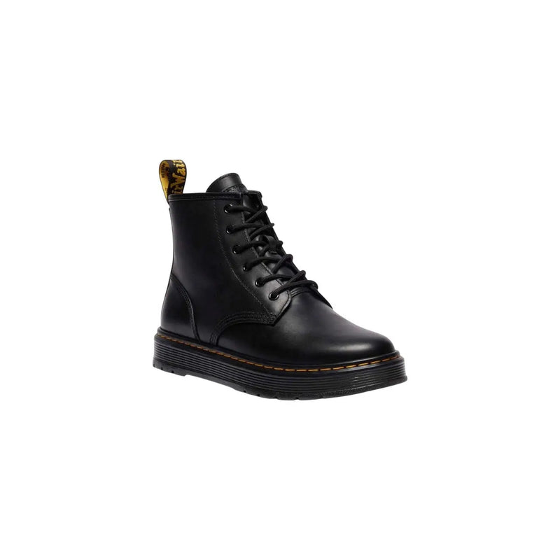 Schwarze Dr. Martens Herren-Chukka-Boots aus Leder, von hinten gesehen, wobei die glatte Lederverarbeitung und die Knöchelhöhe hervorgehoben werden.