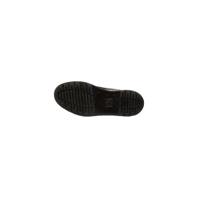 Schwarze Gummisohle mit profiliertem Laufflächenprofil und kleinem, geprägtem Logo im Fersenbereich der schwarzen Dr. Martens Herren-Chukka-Boots aus Leder.