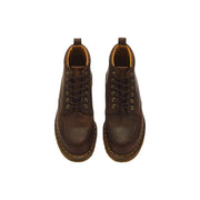 Bottines chukka Dr. Martens Lowell en cuir marron pour homme, montrant l'arrière avec des coutures résistantes et une languette au talon.