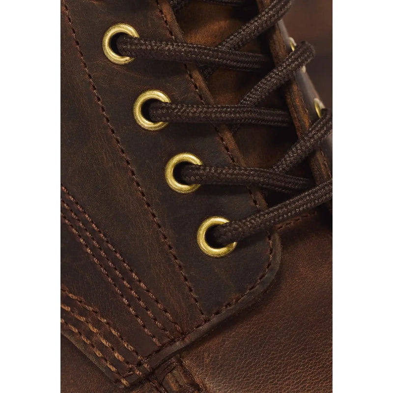 Bottines chukka Dr. Martens pour homme en cuir marron avec lacets marron foncé passés dans des œillets en laiton