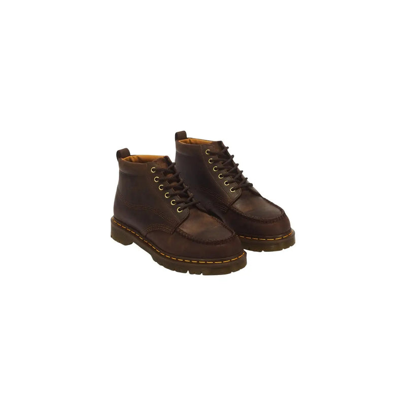 Bottes chukka Dr. Martens pour homme en cuir marron foncé, gros plan sur la texture du cuir.