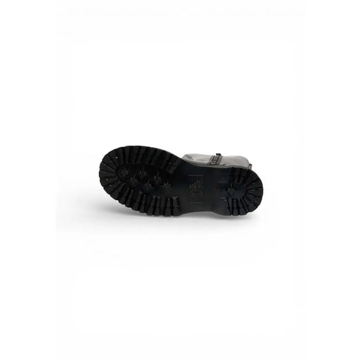 Schwarze Gummisohle mit tiefem Profil und geprägtem Logo auf der Rückseite der schwarzen Dr. Martens Damen-Ankle-Boots aus Leder mit Reißverschluss