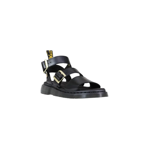 Schwarze Ledersandalen mit Schnalle für Damen von Dr. Martens, von der Rückseite gezeigt, wobei das Ledermaterial hervorgehoben wird.