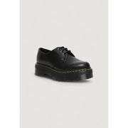 Chaussures Dr. Martens pour femmes, en cuir noir à lacets, vues de l'arrière avec une finition en cuir lisse