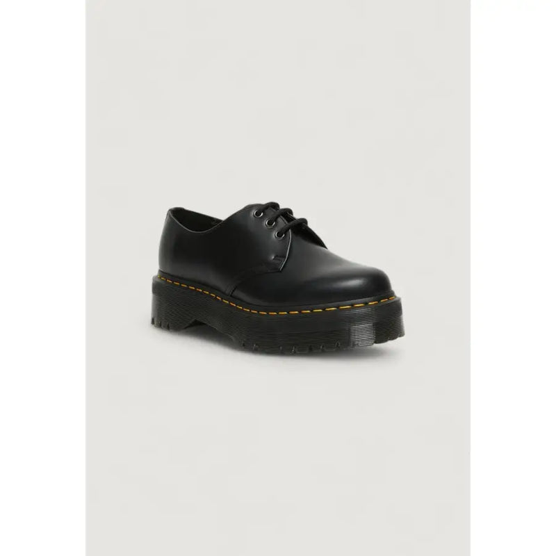 Chaussures Dr. Martens pour femmes, en cuir noir à lacets, vues de l'arrière avec une finition en cuir lisse