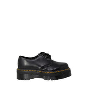 Chaussures Dr Martens pour femmes, en cuir noir, à plateforme, lacets, avec surpiqûres jaunes et semelle épaisse.