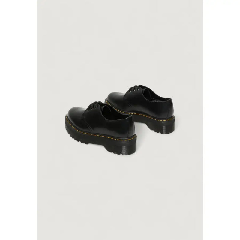 Chaussures Dr Martens pour femmes, en cuir noir à lacets, vues de l'arrière, mettant en valeur leur conception durable.
