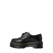 Chaussures Dr Martens pour femmes, en cuir noir à plateforme, lacets, surpiqûres jaunes et semelle épaisse.