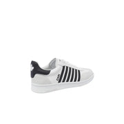Rückansicht von weißen, sportlichen Dsquared Herren-Sneakers aus Leder mit schwarzen Streifen und Ahornblatt-Logo an der Ferse