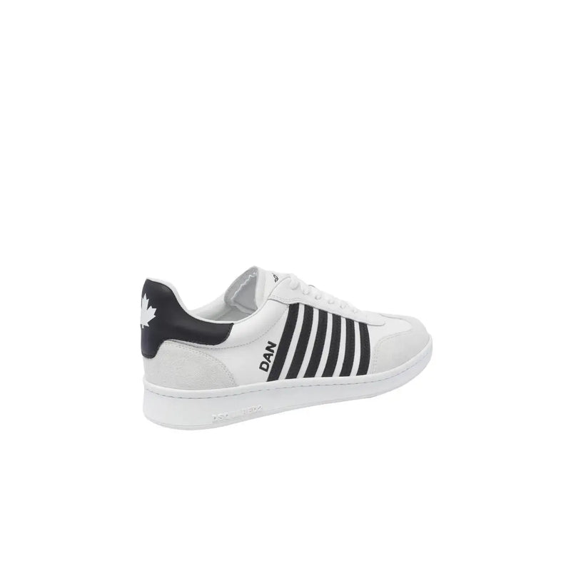 Rückansicht von weißen, sportlichen Dsquared Herren-Sneakers aus Leder mit schwarzen Streifen und Ahornblatt-Logo an der Ferse