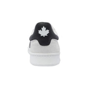 Weißes Wildleder Dsquared Herren-Sneaker aus Leder mit schwarzer Fersenlasche und weißem Ahornblatt-Logo, von der Rückseite gesehen