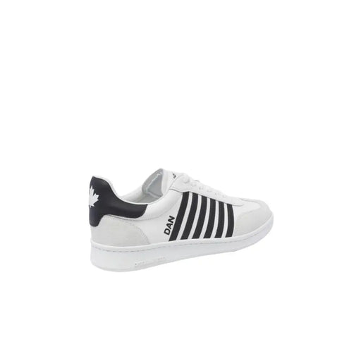 Vue arrière de la basket sport slip-on en cuir blanc pour homme dsquared avec rayures noires et logo feuille d'érable sur le talon