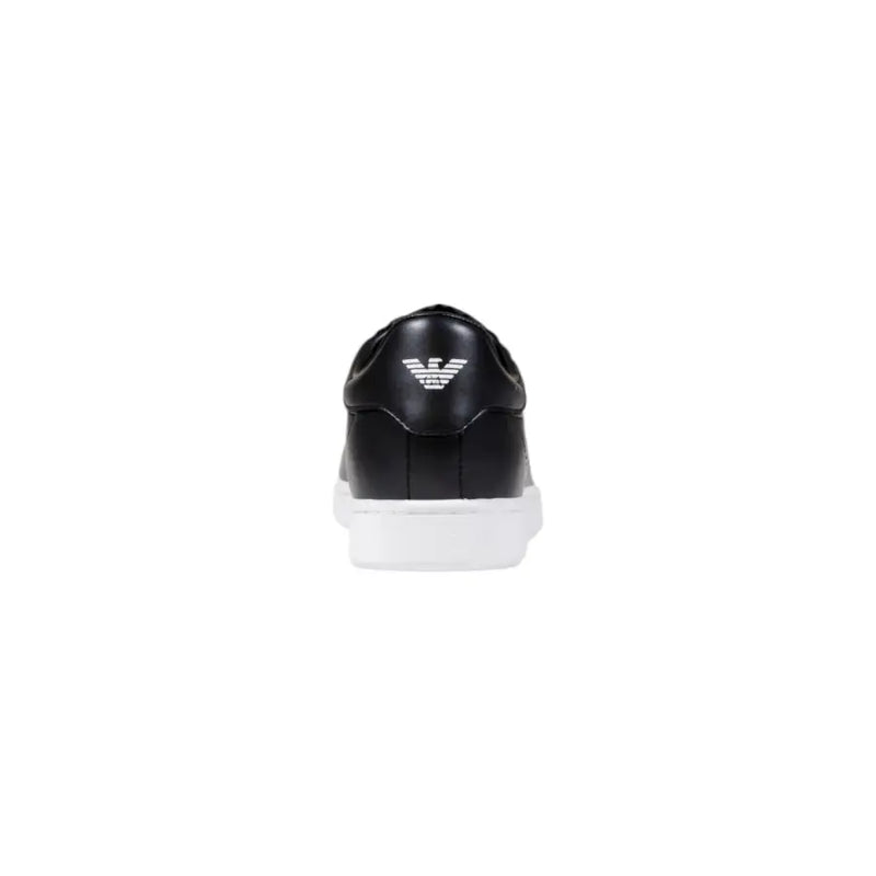 Ea7 Schwarze Herren-Sneaker aus Leder mit weißer Sohle, die die Rückseite freigibt, und silbernem Emporio Armani-Logo an der Ferse.