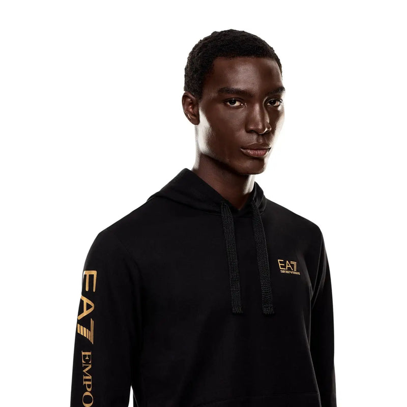 Ea7 Schwarzer Herren-Hoodie aus Baumwolle mit goldener Schrift auf Ärmel und Brust sowie strukturiertem Kordelzug