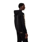 Schwarzer EA7 Herren-Hoodie aus Baumwolle mit goldenem EA7 Emporio Armani Schriftzug und Logo auf dem Ärmel