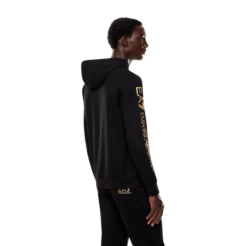 Schwarzer EA7 Herren-Hoodie aus Baumwolle mit goldenem EA7 Emporio Armani Schriftzug und Logo auf dem Ärmel