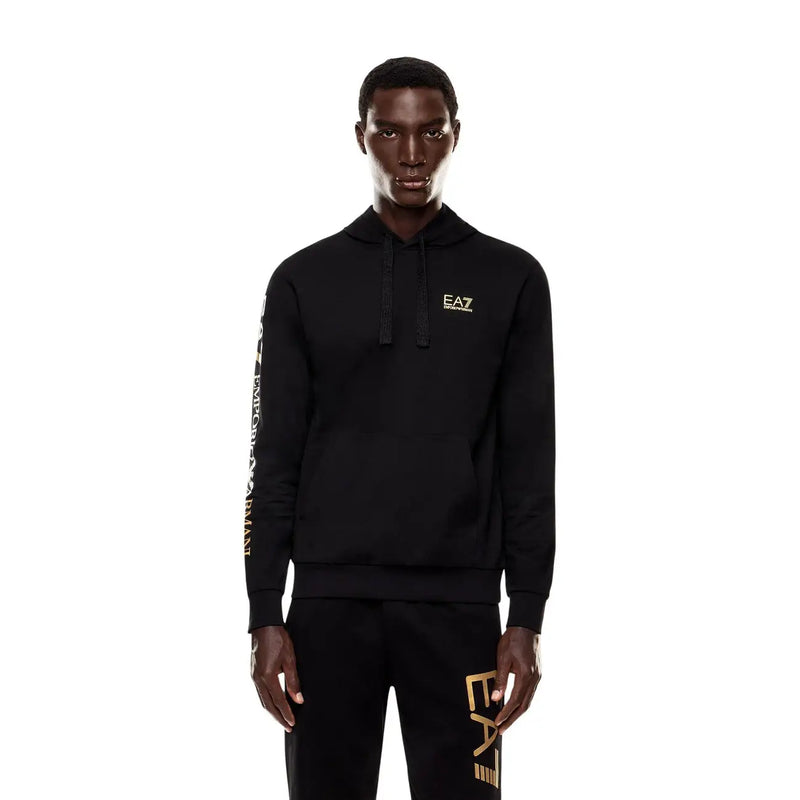Ea7 Schwarzer Herren-Hoodie aus Baumwolle mit goldenem Logo und Schriftzug auf Brust, Ärmel und Hose.