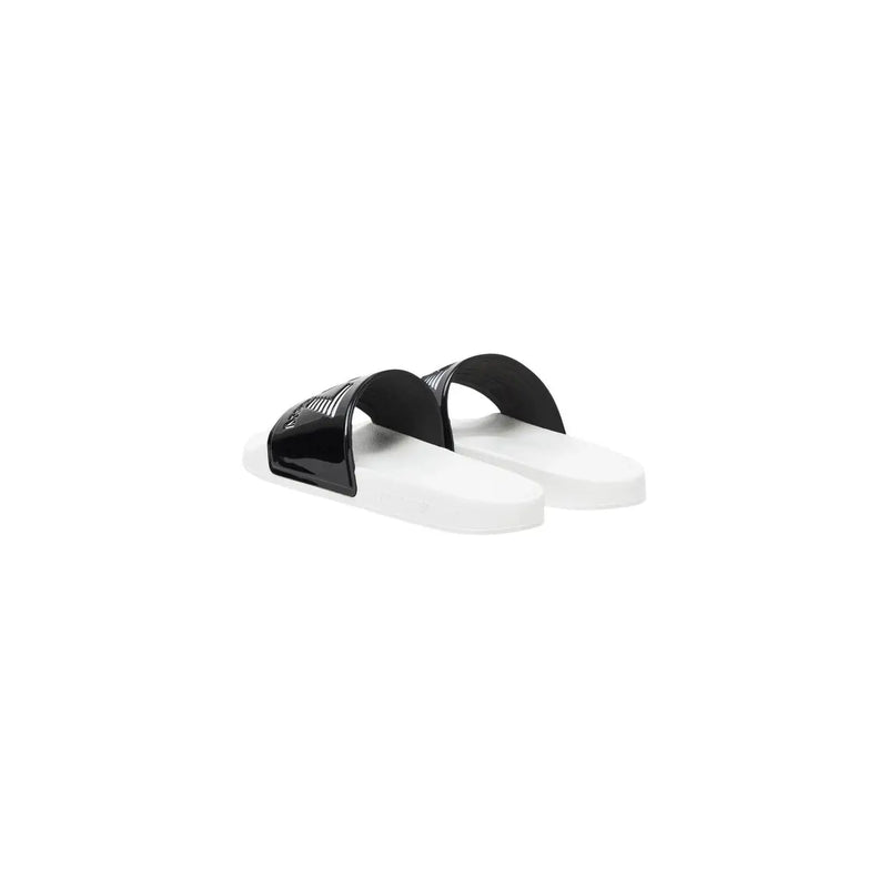 Ea7 pantoufles d'été décontractées pour hommes en PVC noir, avec des sandales à enfiler blanches et noires et une bride noire brillante ornée de détails argentés.