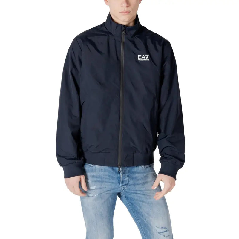 Ea7 Blazer homme bleu marine à col roulé zippé en polyamide, avec logo blanc sur la poitrine.
