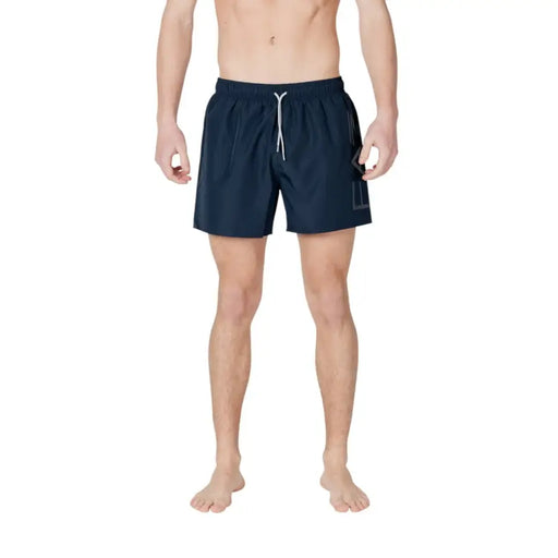 Marineblaue EA7 Herren-Badehose aus Polyester mit weißem Kordelzug und dezentem geometrischem Logo an der Seite