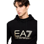 Ea7 Schwarzes Herren-Sweatshirt aus Baumwolle für Herbst und Winter mit schwarzer Kapuze, die ein auffälliges goldenes Emporio Armani-Logo und passende Kordelzüge aufweist.