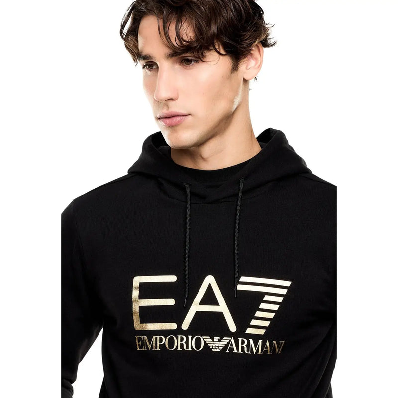 Ea7 Schwarzes Herren-Sweatshirt aus Baumwolle für Herbst und Winter mit schwarzer Kapuze, die ein auffälliges goldenes Emporio Armani-Logo und passende Kordelzüge aufweist.