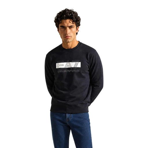 Schwarzes EA7 Herren-Sweatshirt aus Baumwolle in regulärer Passform mit weißem EA7-Logo und Emporio Armani-Schriftzug auf der Brust