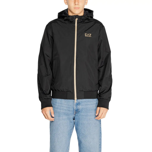 Schwarze, wattierte Windjacke mit Kapuze von ea7 für Herren mit goldenem Reißverschluss und Logo aus Polyamid, lange Ärmel