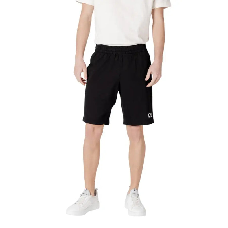 Ea7 Schwarze Herren-Sportshorts mit elastischem Bund und kleinem weißen Logo am rechten Bein für sportliche Aktivitäten