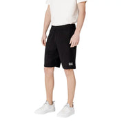 Schwarze EA7 Emporio Armani Herrenshorts mit weißem Logo am linken Bein, ideal für die Freizeit.