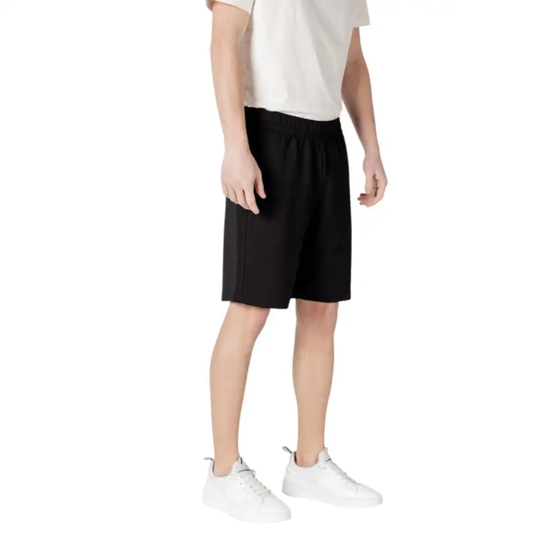 Ea7 Schwarze Herrenshorts mit lockerer Passform, elastischem Bund und dezenten Seitennähten für angenehmen Tragekomfort