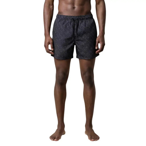 Ea7 Schwarze Herren-Badeshorts aus Polyester mit Taschen, dunkelgrauen Badehosen und einem dezenten geometrischen Muster