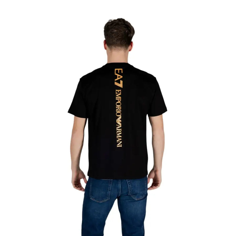 Schwarze EA7 Emporio Armani Herrenjacke t-shirt Die Rückseite zeigt ein goldenes, vertikales Logo auf Baumwollstoff.