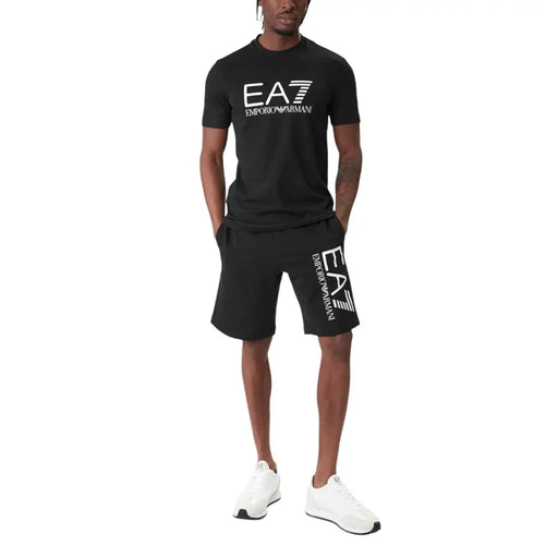Schwarze EA7 Emporio Armani Herrenjacke t-shirt und dazu passende Shorts mit weißem Logo aus kurzärmeligem Baumwollstoff