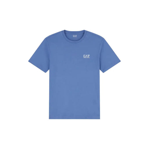 Ein hellblaues ea7 Herren-T-Shirt mit kurzen Ärmeln aus Baumwolle mit einem kleinen weißen Logo auf der linken Brust.