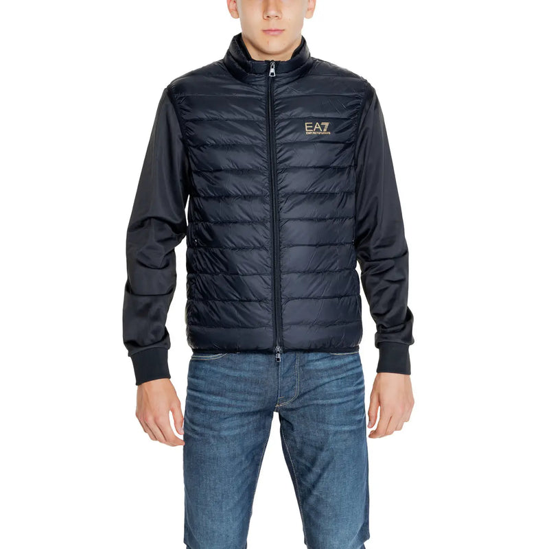 Ea7 Doudoune noire pour homme, matelassée, avec logo doré sur la poitrine (vue de face).