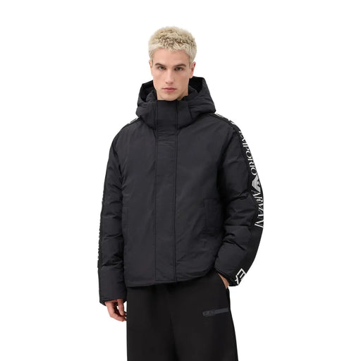EA7 Steppjacke für Herren in Schwarz mit weißem Logo auf den Ärmeln, Vorderansicht
