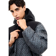 EA7 Steppjacke für Herren in Schwarz und Grau mit wiederholtem Logoprint auf den Ärmeln, Vorderansicht