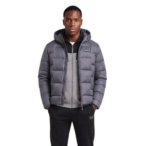 Ea7 Graue Steppjacke für Herren mit Kapuze und EA7-Logo auf der Brust, Vorderansicht