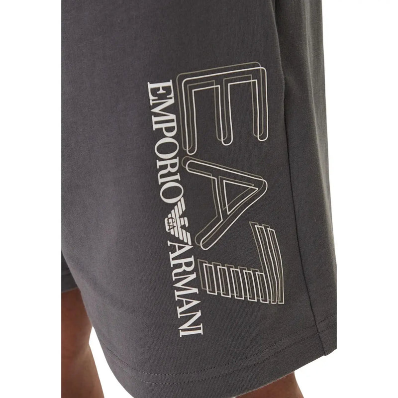Short Emporio Armani EA7 pour homme, gris foncé, avec logo blanc imprimé sur le côté (vue de profil).