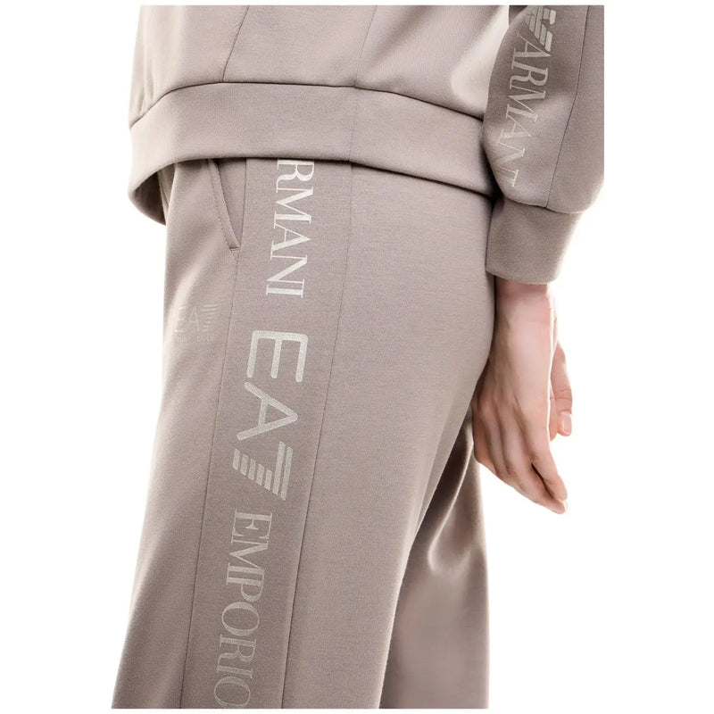 Beigefarbene EA7 Emporio Armani Jogginghose mit vertikalem silbernen Logo-Aufdruck aus Polyester-Mischgewebe