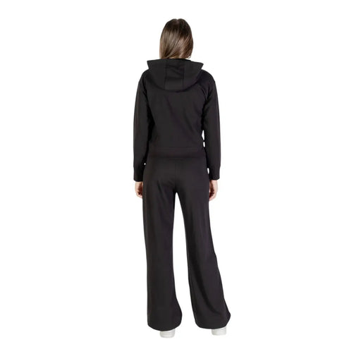 Ea7 Ensemble combinaison pantalon à capuche zippée en coton noir pour femme, comprenant un sweat-shirt et un pantalon à jambes larges (vue de face).