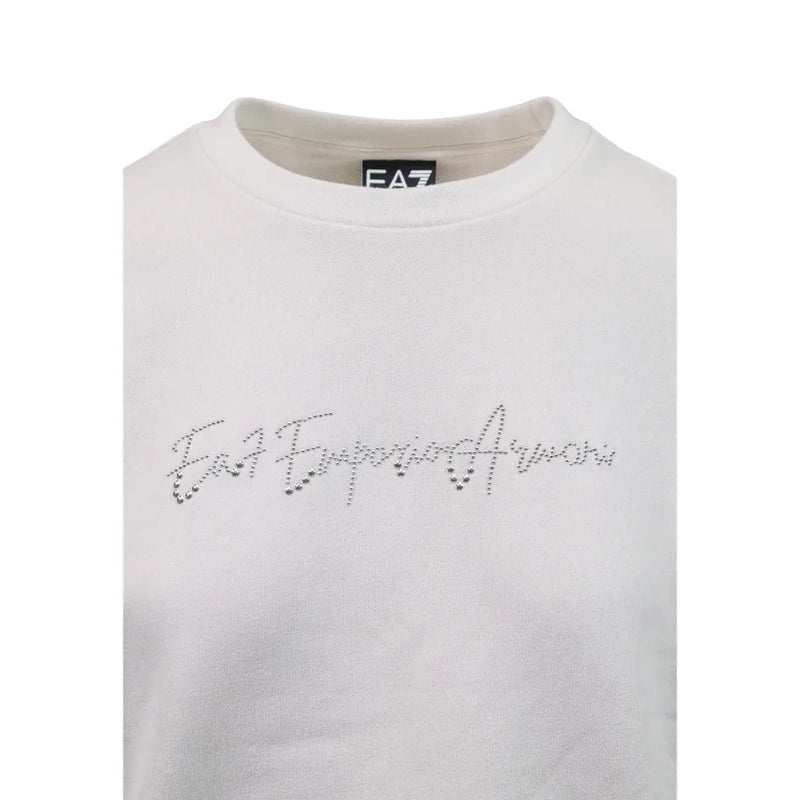 Weißes EA7 Emporio Armani Sweatshirt mit funkelndem Strasslogo auf der Brust, kombiniert mit einem grauen Baumwoll-Jumpsuit