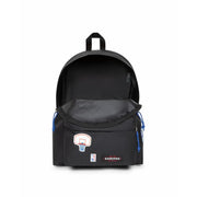 Eastpak-Rucksack für Herren in Schwarz mit blauen Kordelzügen und Basketballkorb-Aufnäher, Vorderansicht