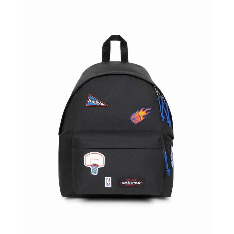 Eastpak-Rucksack für Herren in Schwarz mit bunten Basketball-Aufnähern und blauen Reißverschlussanhängern, Vorderansicht