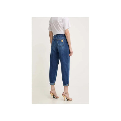 Jean Elisabetta Franchi pour femme, en denim de coton bleu, taille haute, coupe classique cinq poches et ourlets roulés.