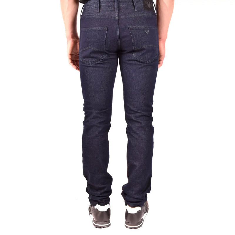 Emporio Armani Herrenjeans aus dunkelblauem Slim-Fit-Denim mit Logo auf der Gesäßtasche und am Bund (Rückansicht)