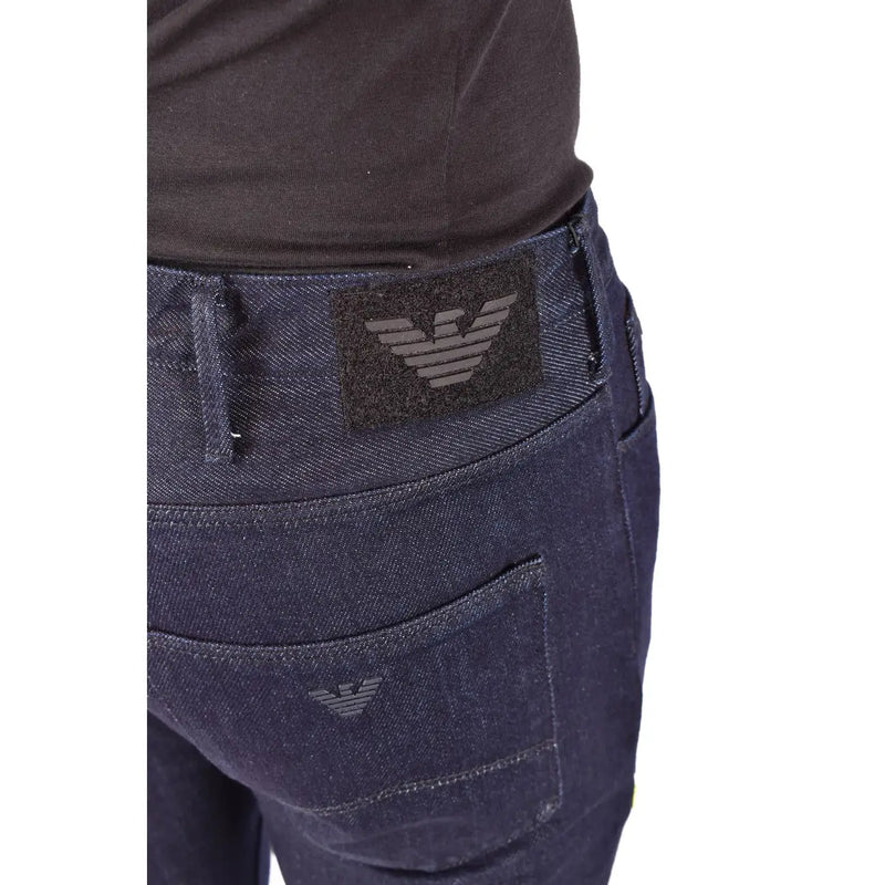 Emporio Armani Herrenjeans aus dunkelblauem Denim mit schwarzem, gesticktem Adlerlogo, Rückansicht